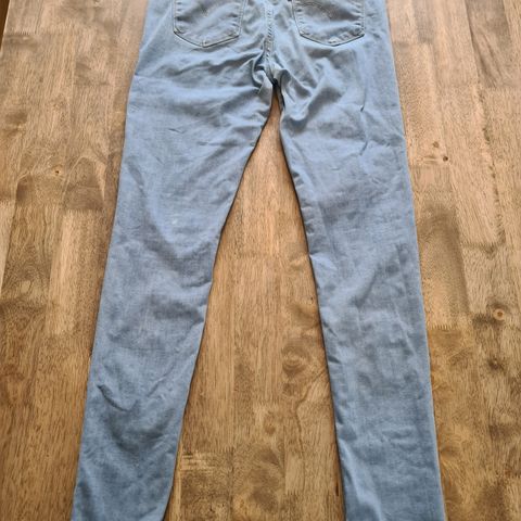 Pent brukt Levi's® 720™ High Rise Super Skinny Jeans i str 28/32 selges