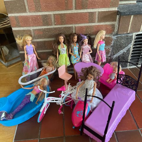 8 Barbie med tilbehør selges samlet for 800 kr