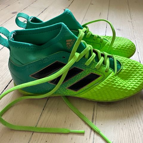 Adidas fotballsko str 33