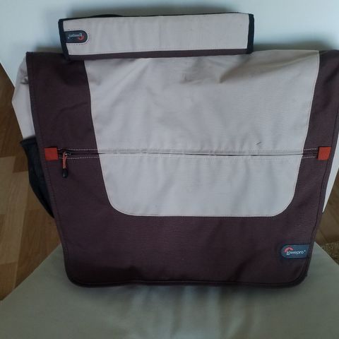 17" "Lowepro" laptop skulderveske.