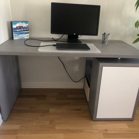 Betong/ høyglans funksjonelt skrivebord