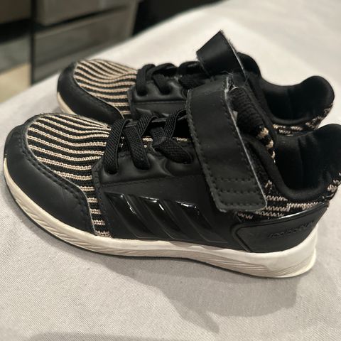 Adidas sko