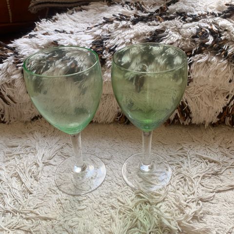 Håndblåst grønne små stettglass med klas base. Muligens uranglass.