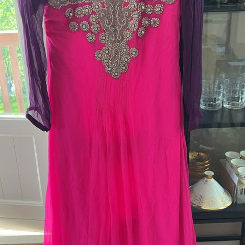 Pakistansk kjole selges