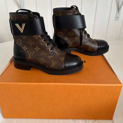 Louis Vuitton Wonderland Flat Ranger