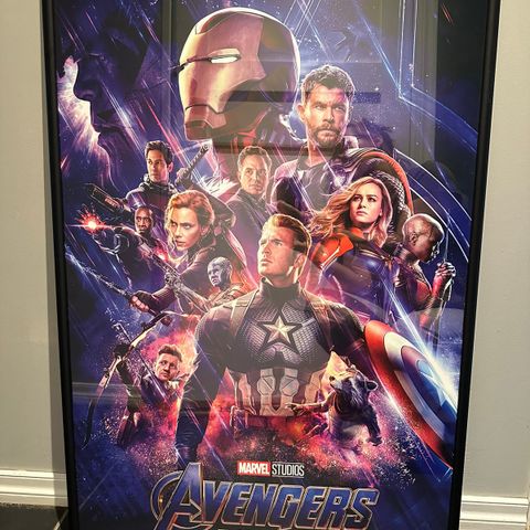 Pent innrammede plakater. Avengers og Guns ‘n Roses.