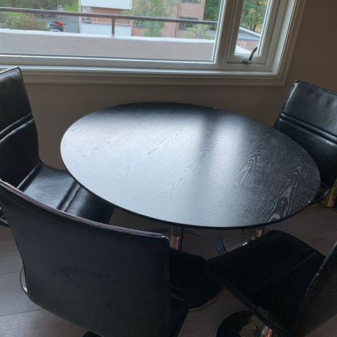 Spisebord med 4 Spisestol