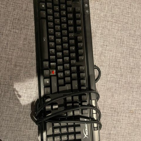 Gaming tastatur som mangler en knapp gis bort