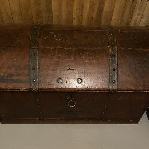 Kiste med buet lokk og intakt lås selges
