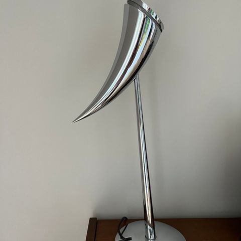 Flos - Ara bordlampe designet av Philippe Starck