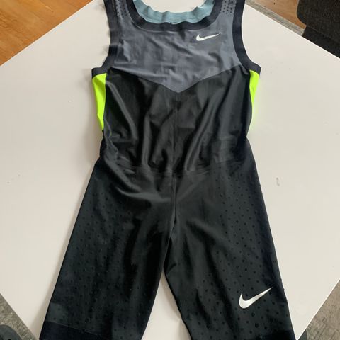 Ubrukt Nike speedsuit (small herre)