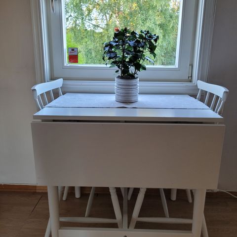 Hemnes kjøkkenbord og 2 stoler
