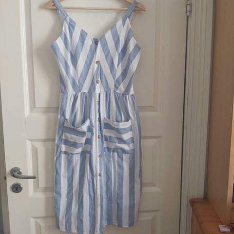 Søt 100% bomull kjole med stropper. Stripete. Hvit med Lyseblå.