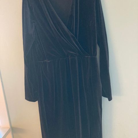 Penkjole, svart kjole i velour str 44, aldri brukt