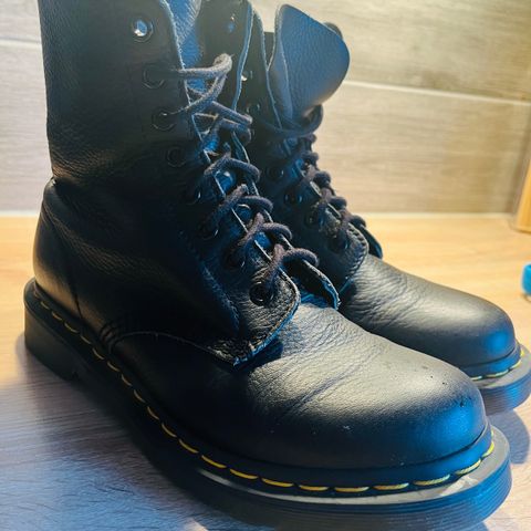 Dr.Martens klassiske boots! Str 38! Matt, fast skinn M/snøring!