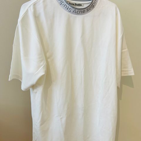 Acne Studios Logo Collar T-skjorte