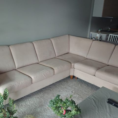 Stor, myk og behagelig sofa, med treben, beige.