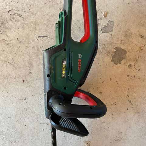 Hekketrimmer Bosch universal hedgecut 50 + batteri og lader