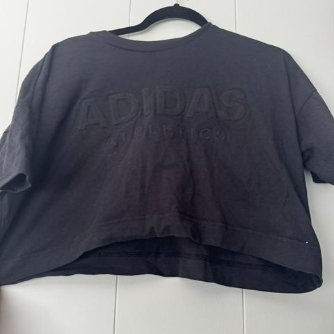 Adidas Athletics cropped t-shirt - størrelse M.