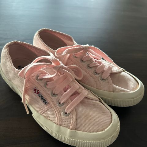 Lyserosa Superga str 35 selges