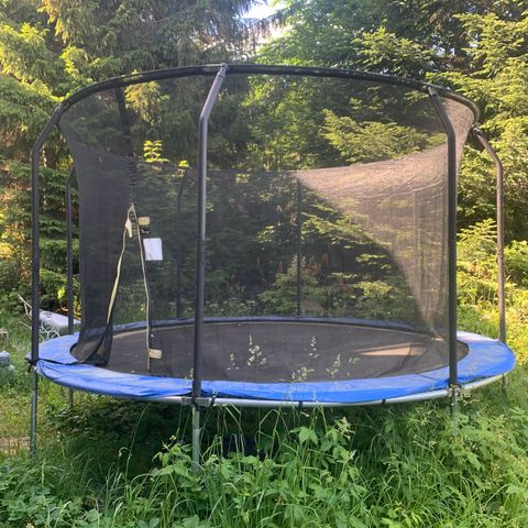 Stor trampoline med sikkerhetsnett