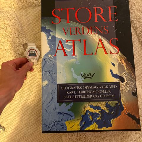 Stort, nydelig atlas selges