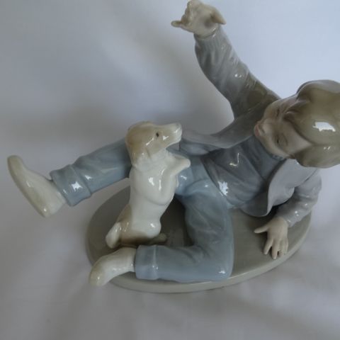 Nao by Lladro figur. Gutt som leker med sin hund