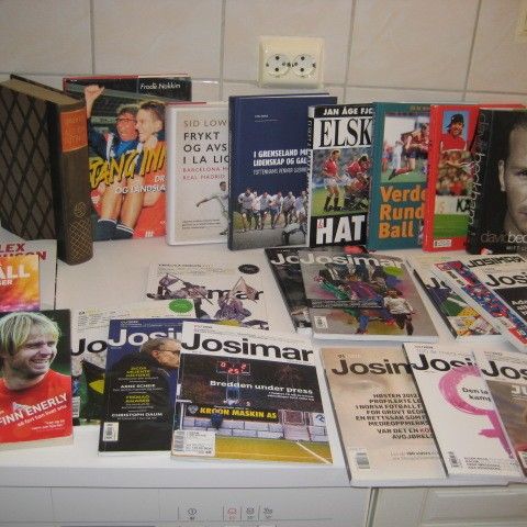 Fotballbøker (10) og josimar blad (12) selges samlet 600 kr