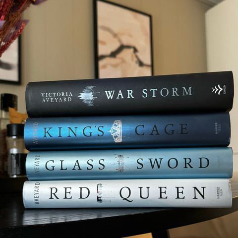 4 bøker i Red Queen-serien  – En Bok Signert av Forfatteren!