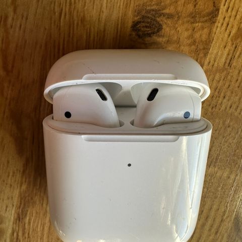 Airpods generasjon 1. Original Apple med MagSafe ladeboks.