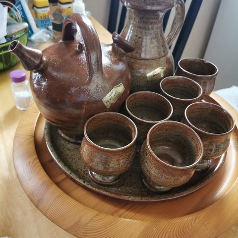 Glassert tesett i keramikk selges høysbydende
