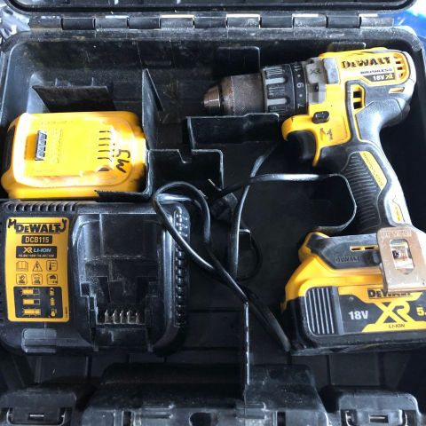 Dewalt med 2stk batteri ,lader, kufer 1700