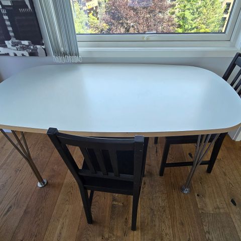Hvitt spisebord, 158cm langt, 74 cm høyt, 84 cm bredt
