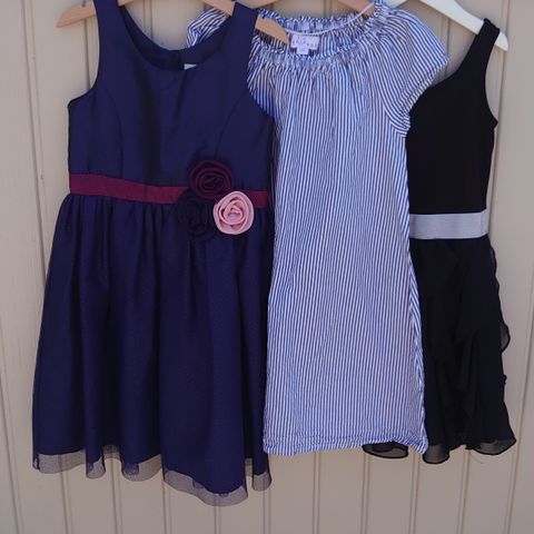 Tre kjoler selges samlet (str. 128 og 134).