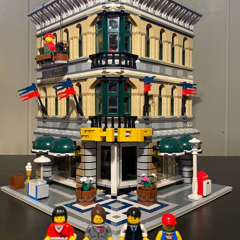 Lego 10211 - Grand Emporium - med eske og instruksjoner