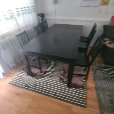 Spisebord sort pent brukt og 6 stoler til salgs