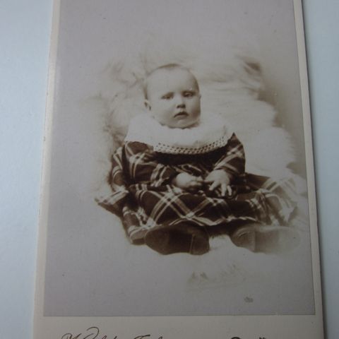 Gammelt fotografi (carte de visite) tatt av Hilda Julin, Gjøvik