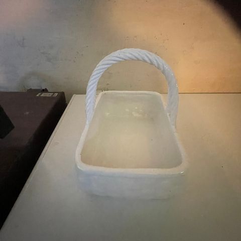 Hvit kurv i keramikk