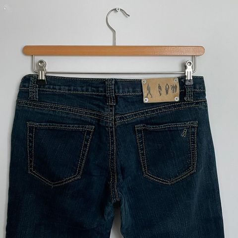 Mørk tøff jeans med lavt liv (90-2000 talls vintage)