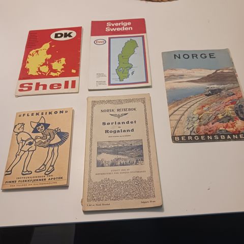 Diverse gamle kart/reisebøker/instruksjonsbøker