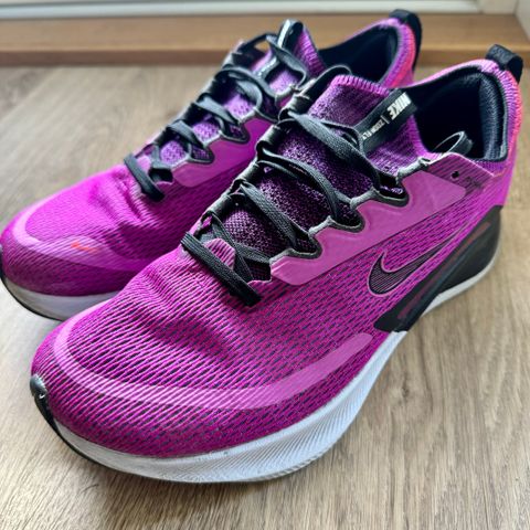 Nicely Used Nike Zoom Fly 4 – Fresh Soles, Vibrant Colors, Amazing Deal!