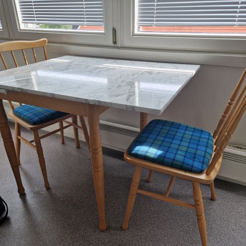 Kjøkkenbord og 2 stoler