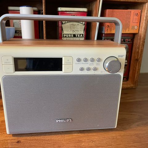 Liten dab-radio, batteri og strøm.