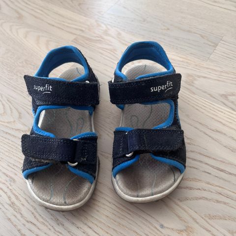 Pent brukte sandaler fra Superfit, 27