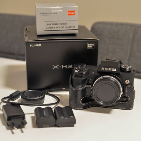 Fujifilm X-H2 med half case, 2x batterier og speed booster til Nikon F