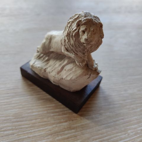 Liten løve-statue