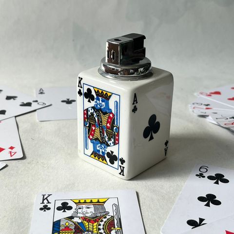 Gammel kortstokk / poker lighter i porselen ♣️