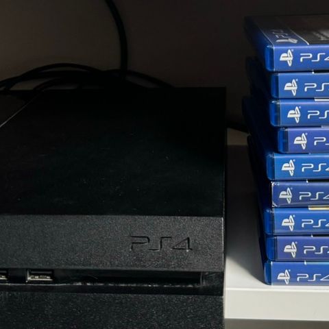 Selger en godt brukt PS4 uten kontroll (m/spill)