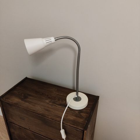 Bordlampe fra Ikea selges