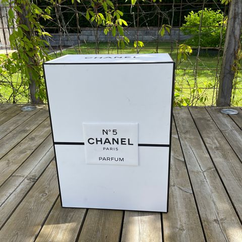 STOR boks fra Chanel!